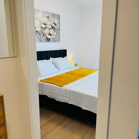 Azimut Apartment *